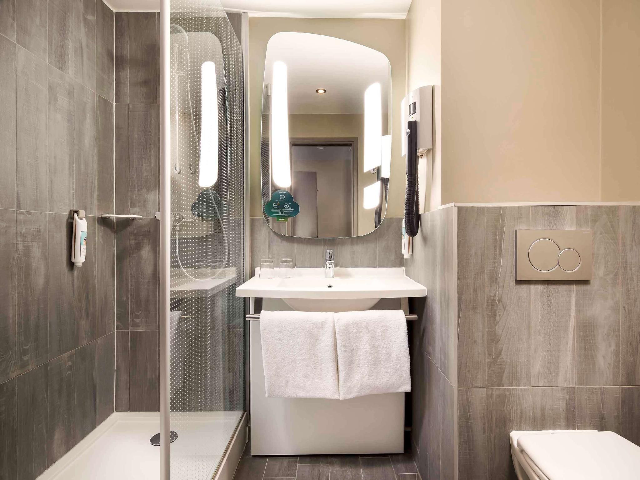 Ibis Budapest Heroes Square Hotel Superior Room with 1 Double Bed 2