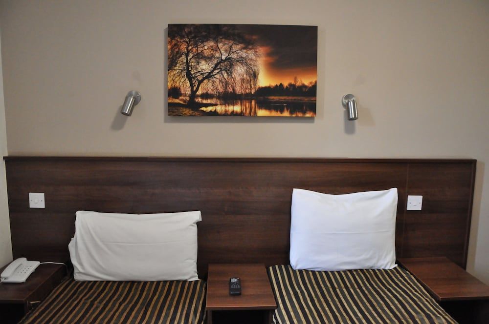 Ascot Hyde Park Hotel Standard Twin Room 8