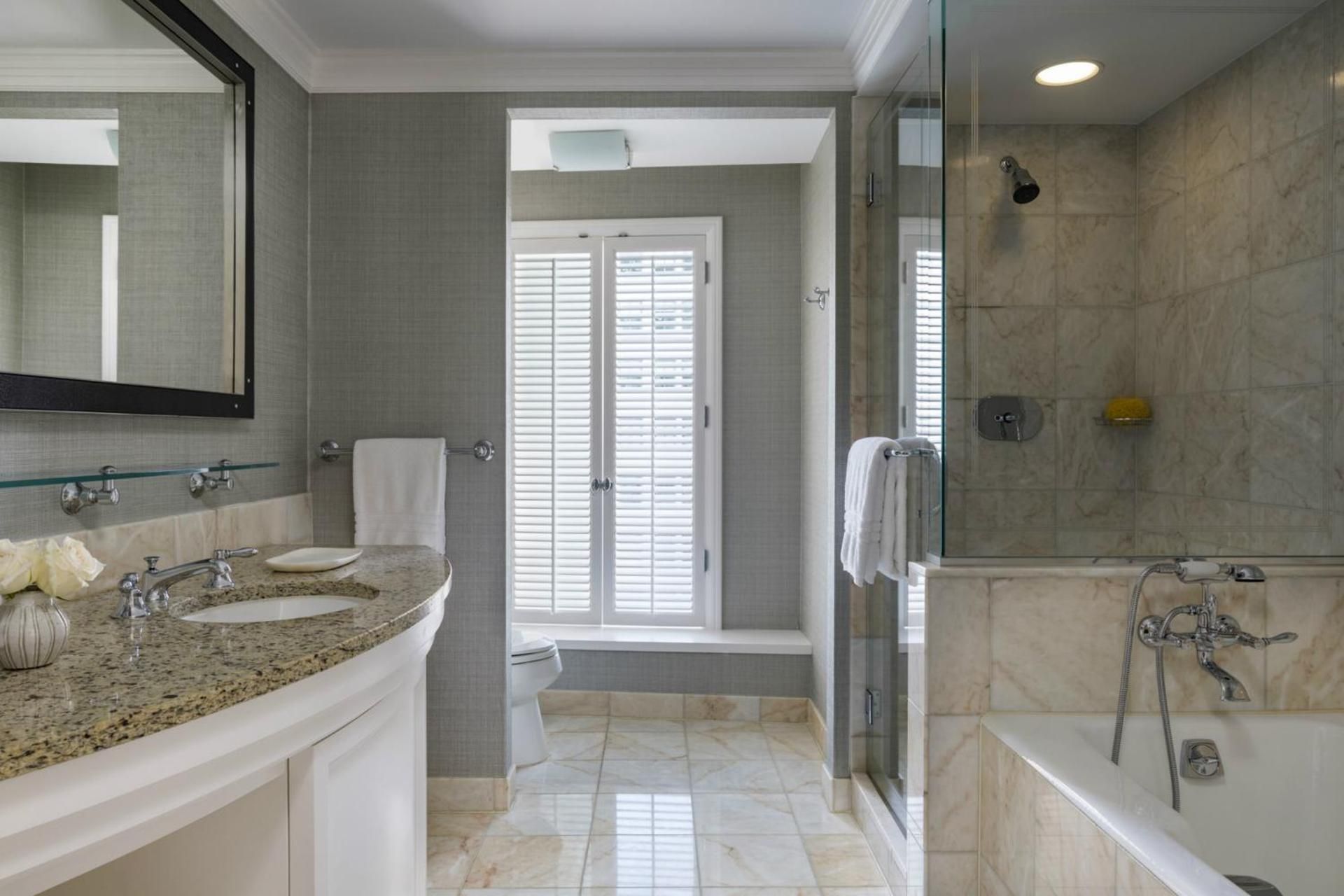 Deluxe-View Accessible Room King bed