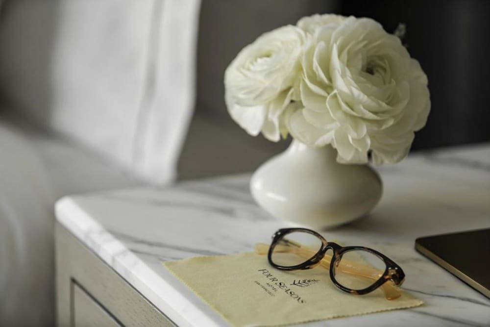 Four Seasons Hotel San Francisco Superior Room, 1 King Bed 6