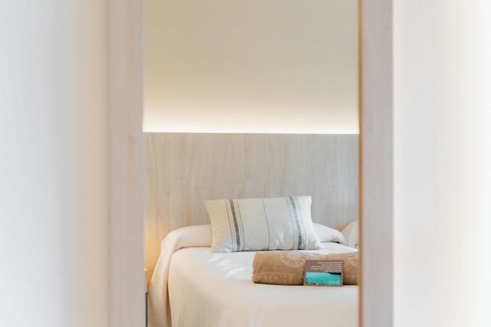 Twin Room (Front View, 3 adults)