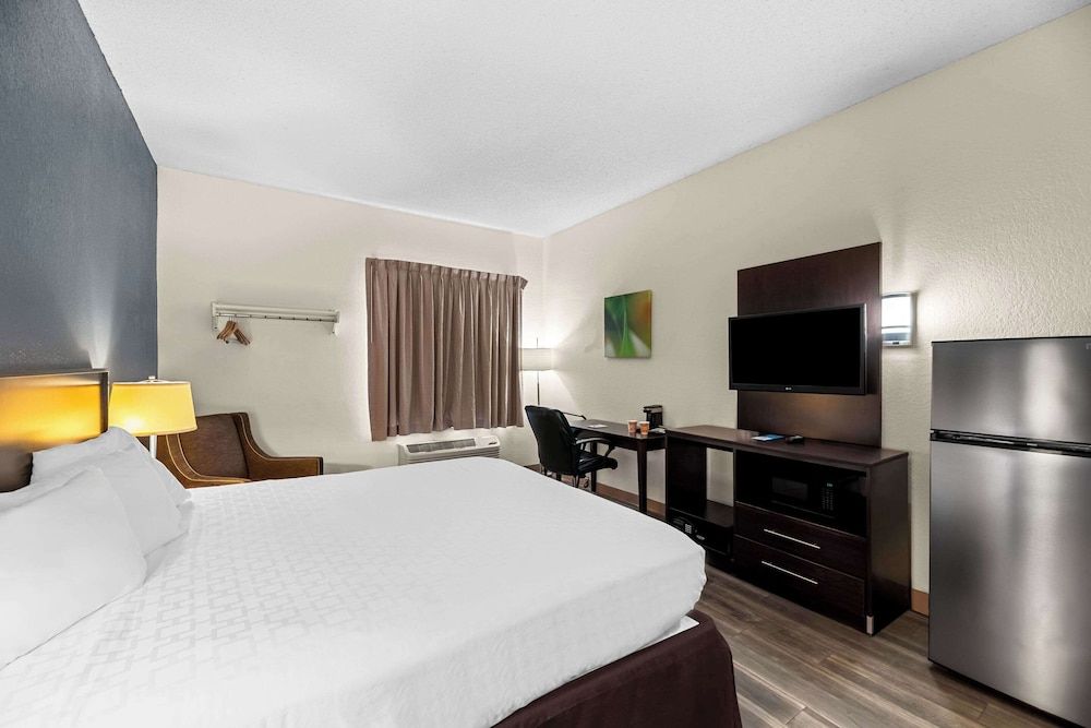 Suburban Studios Orlando - Ocoee/Winter Garden Standard Room, 1 King Bed, Non Smoking 3