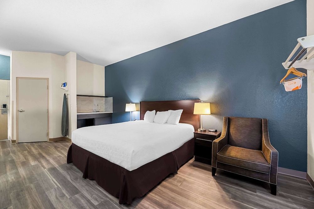 Suburban Studios Orlando - Ocoee/Winter Garden Standard Room, 1 King Bed, Non Smoking 4