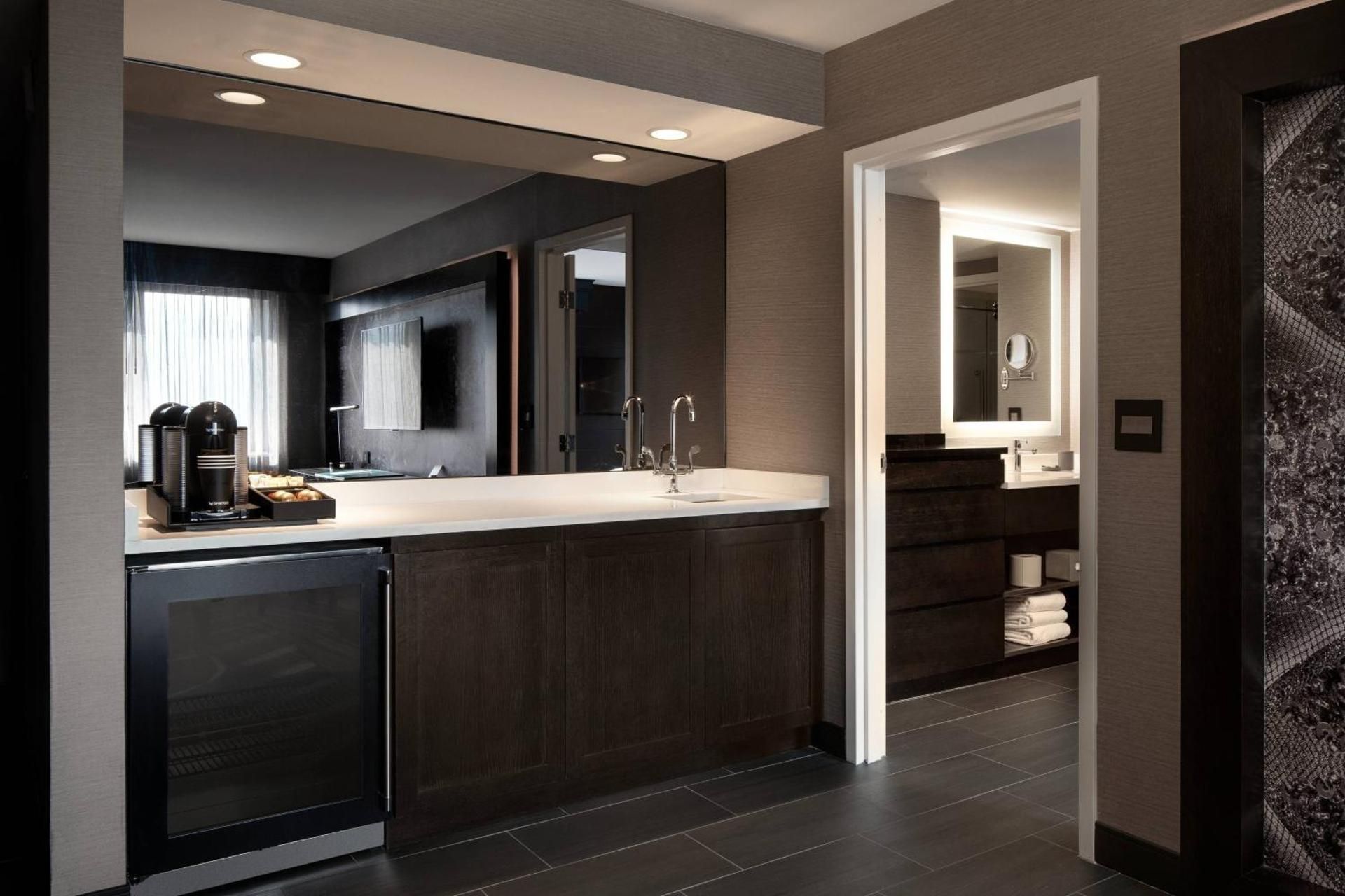 Hypoallergenic 1-bedroom suite with sofabed