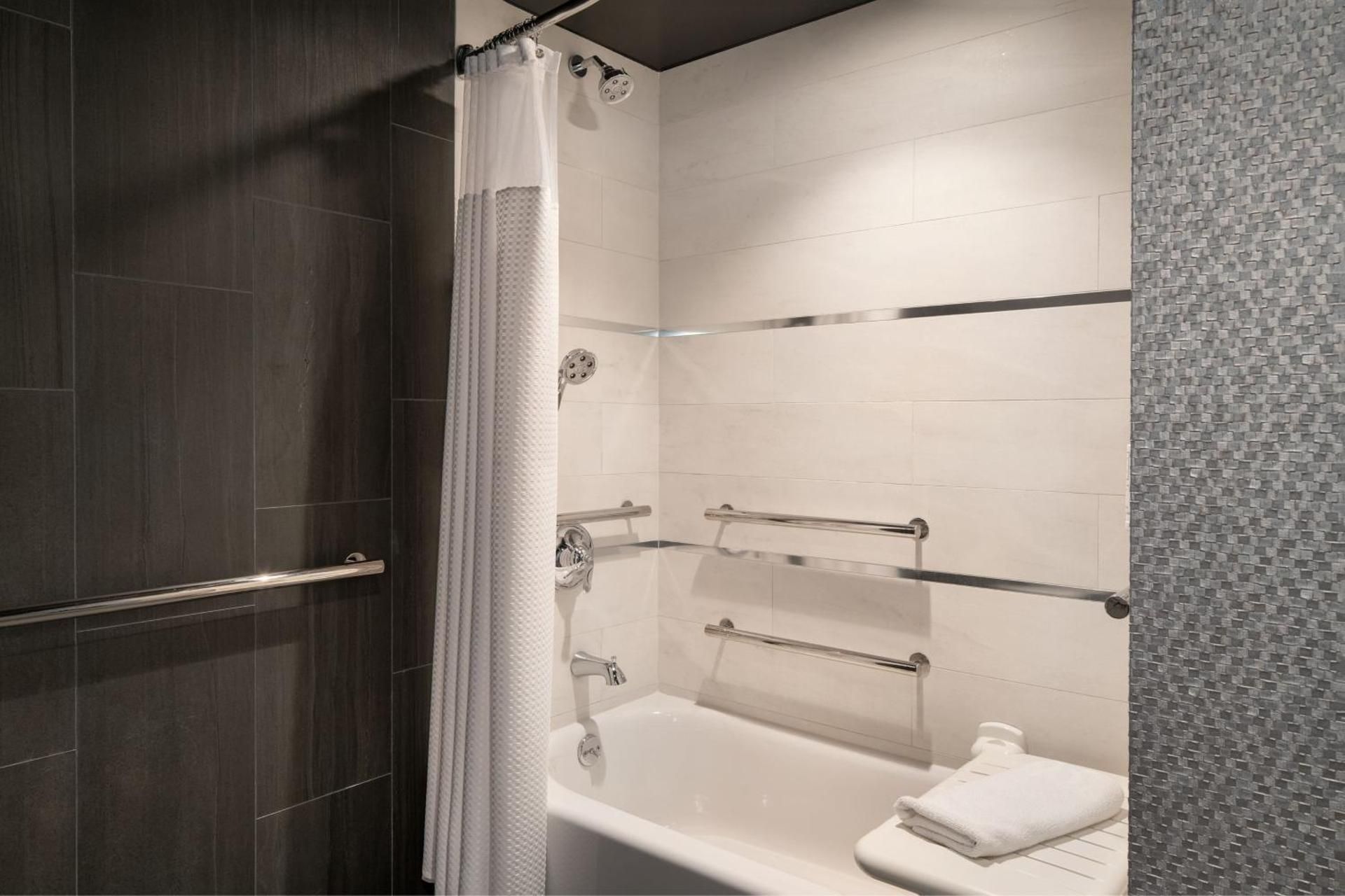 King Room with City View - Hearing Accessible