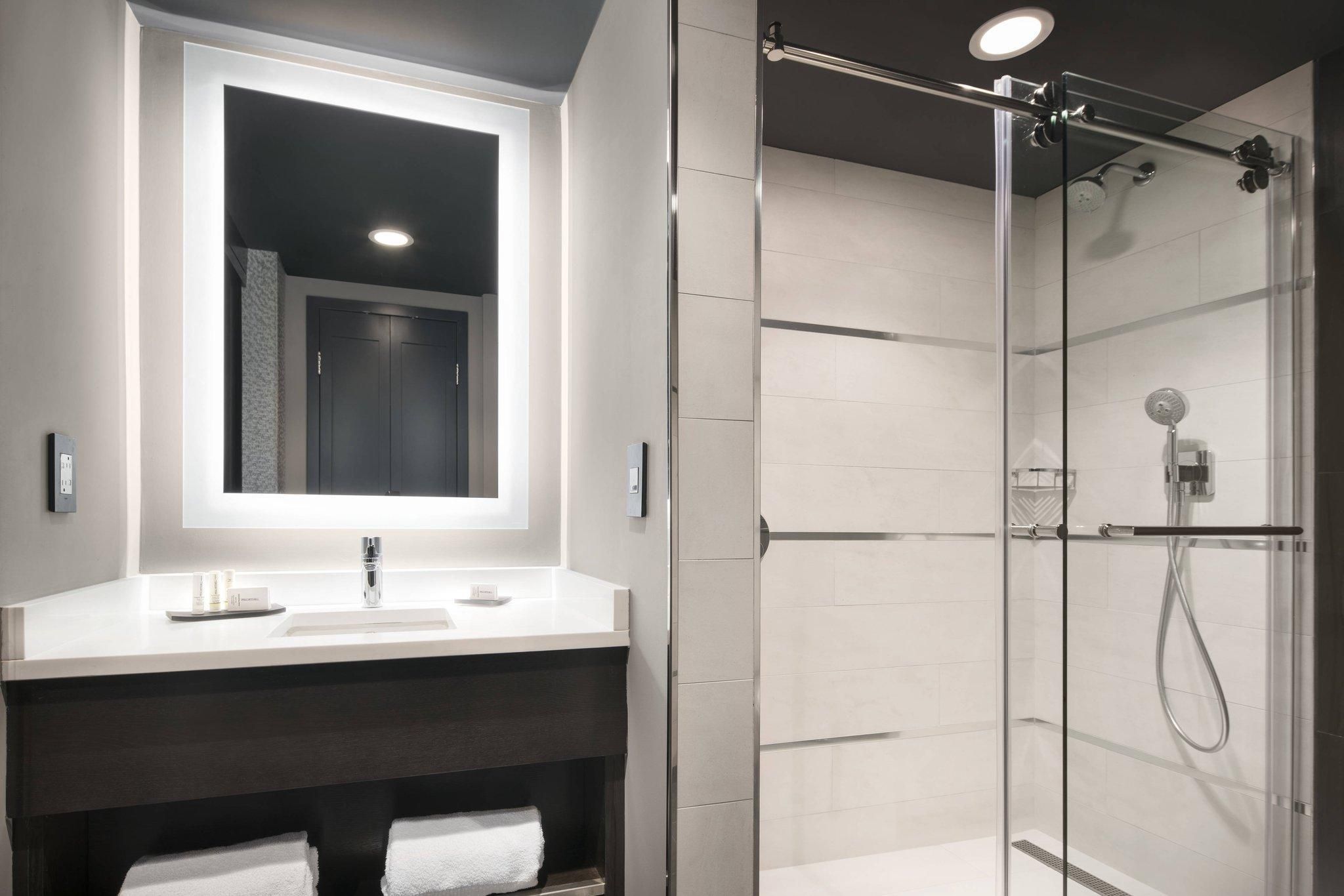 Skyline View 2 Queen, Guest room, 2 Queen, City view, High floor