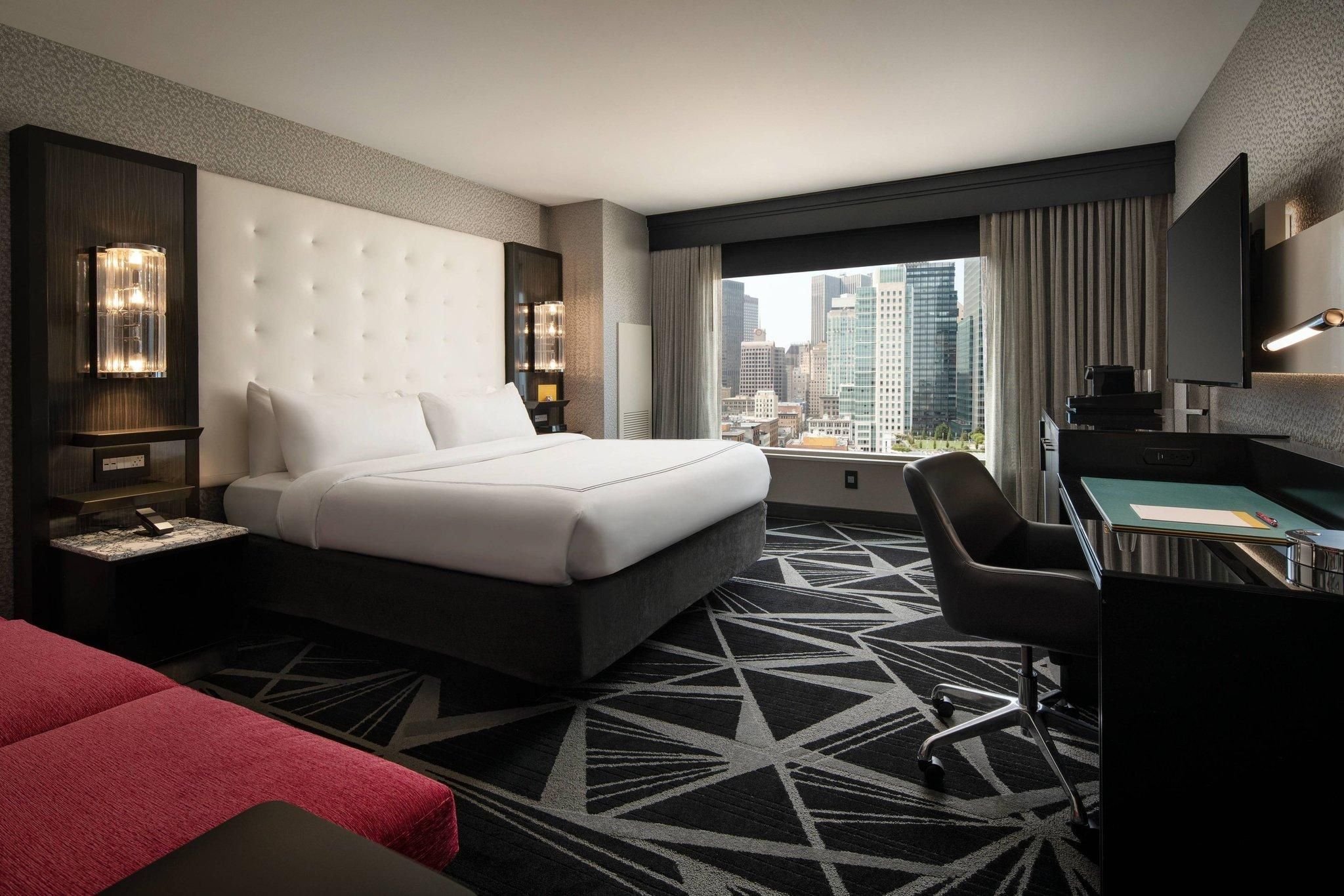 Skyline View King, Guest room, 1 King, City view, High floor