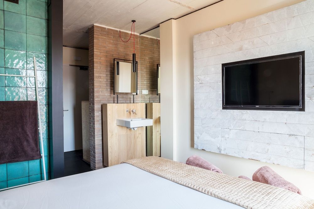 Bastardo Hostel Superior Double Room 7