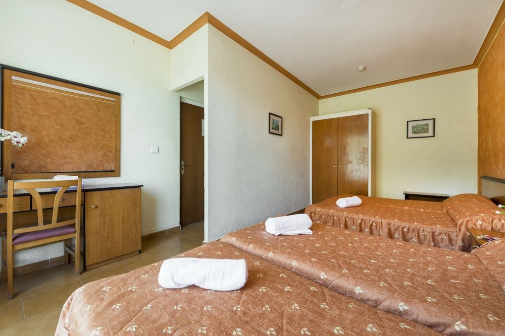 Marisol Hotel Family Quadruple Room, Multiple Beds, City View 2