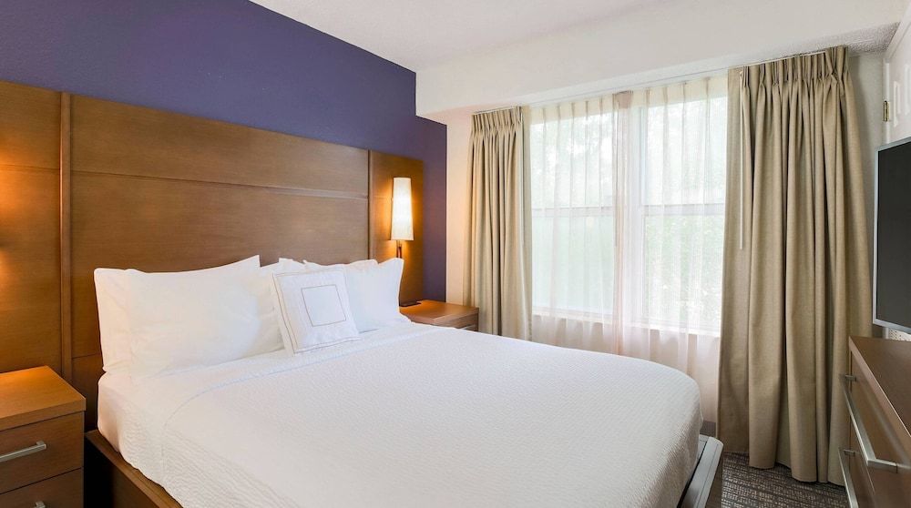 Suite, 1 Bedroom (Mobility/Hearing Access, Roll-In Shwr)