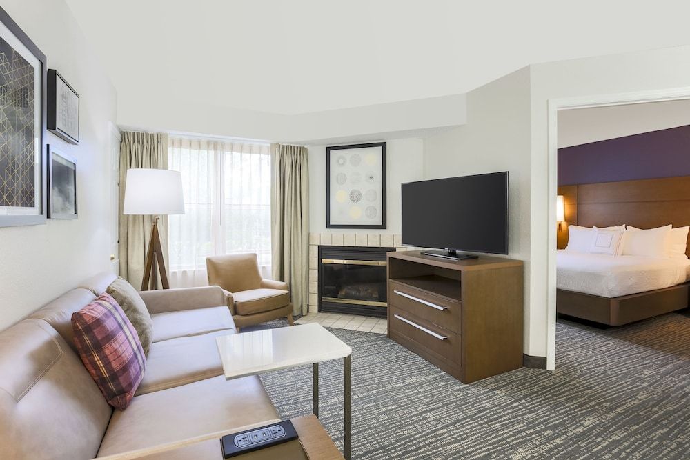 Suite, 1 Bedroom (Mobility/Hearing Access, Roll-In Shwr)