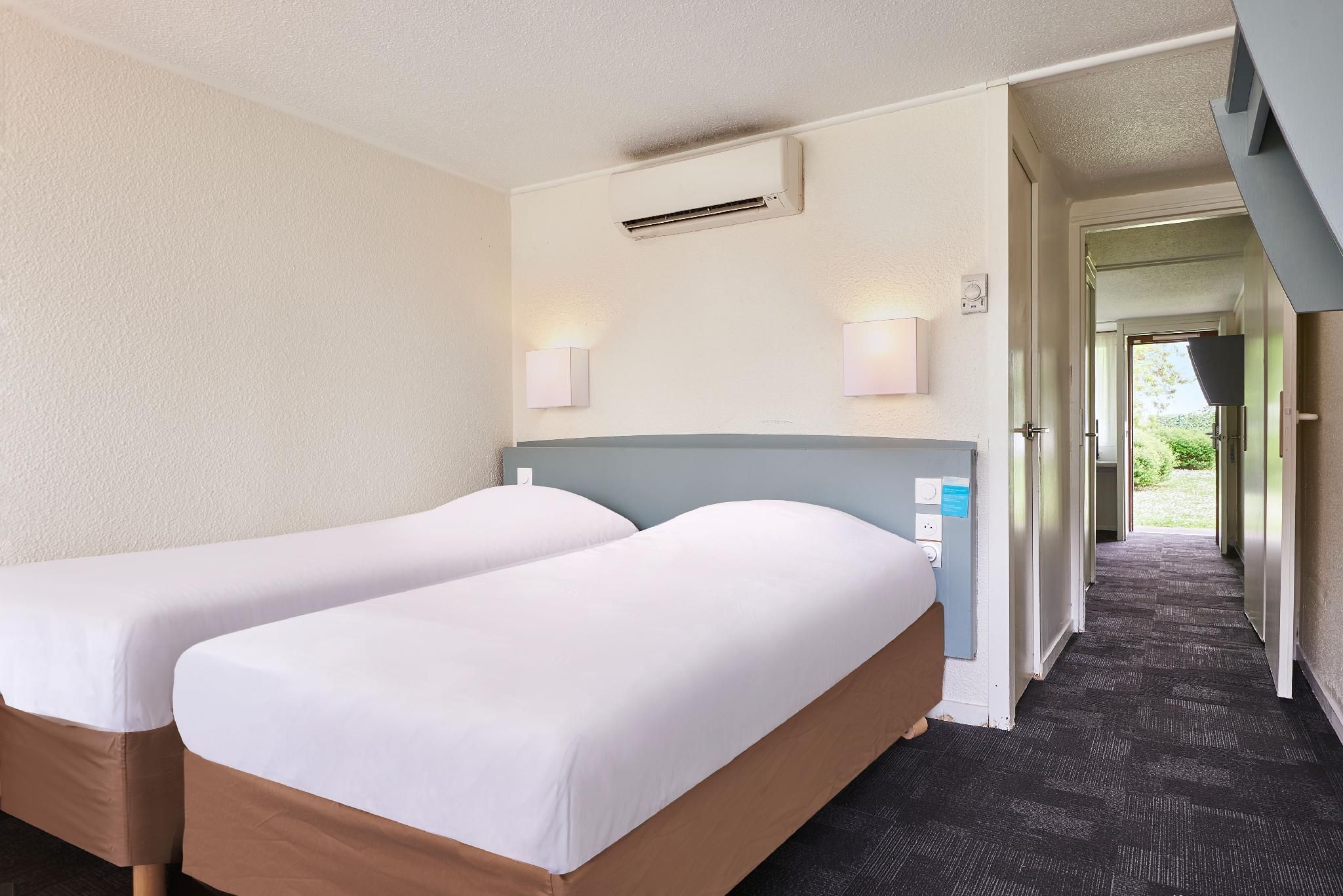 Kyriad Direct Le Bourget Gonesse Standard Room - 1 Double Bed 2 Single Beds