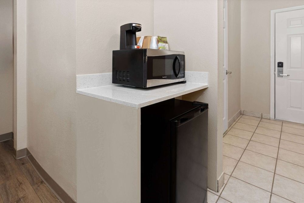 Baymont by Wyndham Houston Brookhollow Room, 1 King Bed, Non Smoking 4