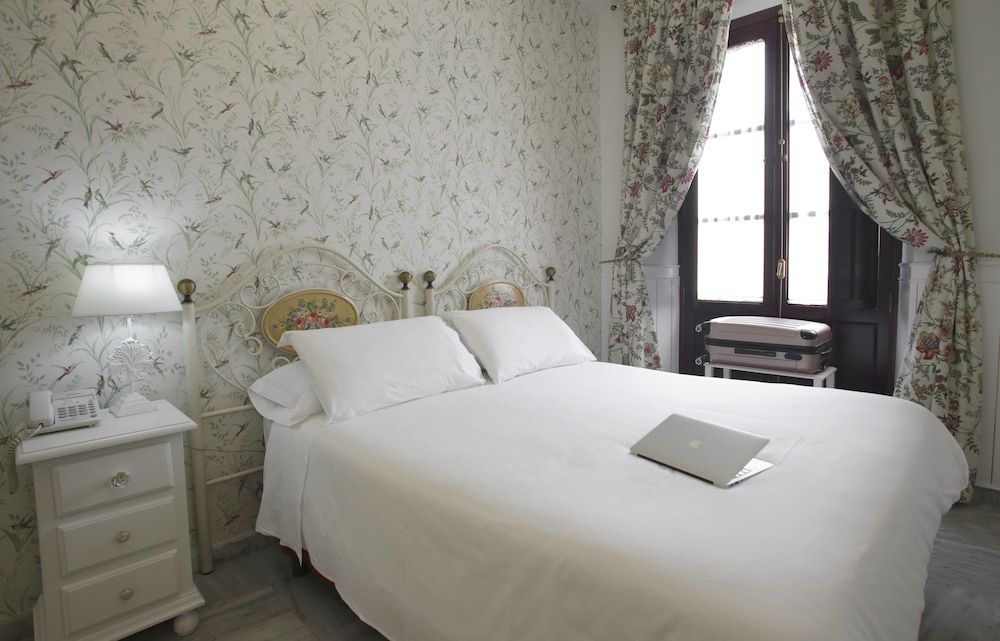 undefined Basic Hotel Puerta de Sevilla 9