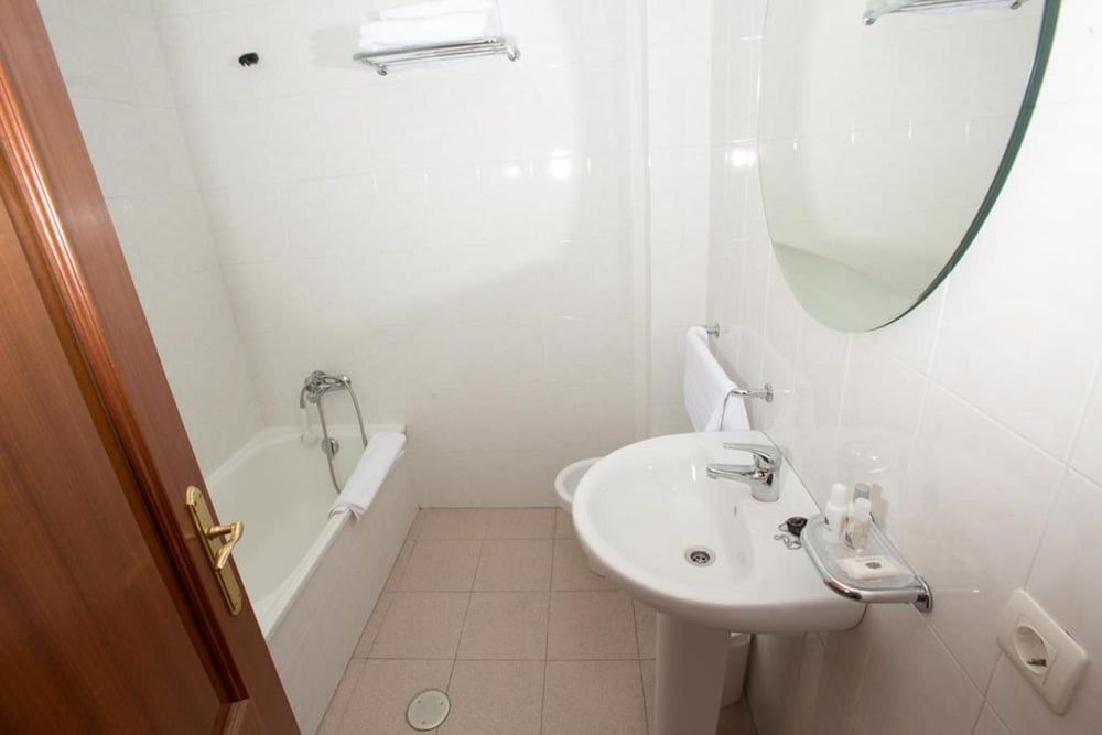 Hotel Real Ferrol Standard Twin Room 5