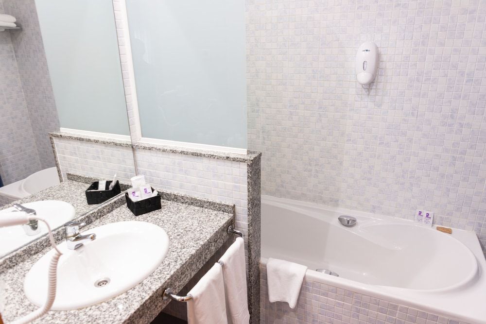 Hotel Real Ferrol Standard Twin Room 7