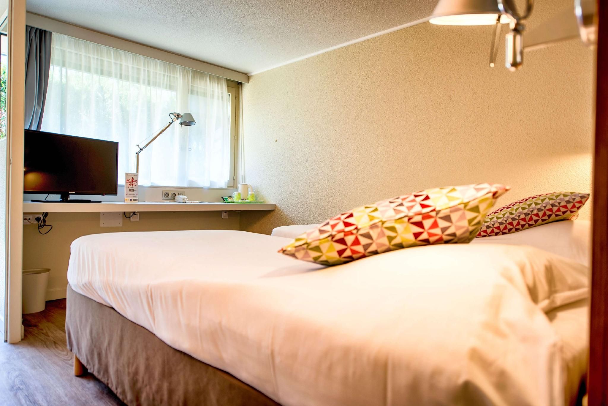 2 Single Beds