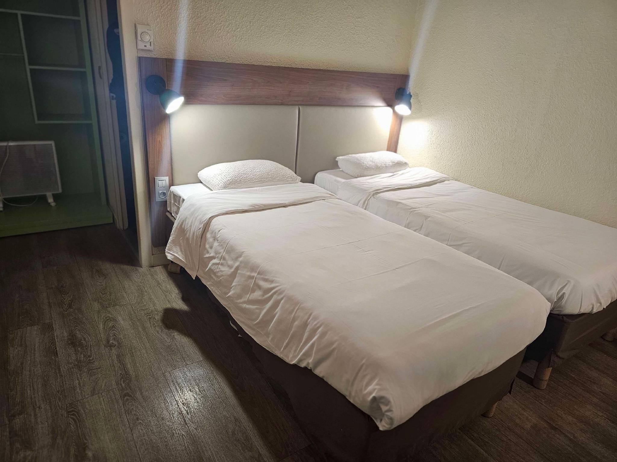 2 Single Beds