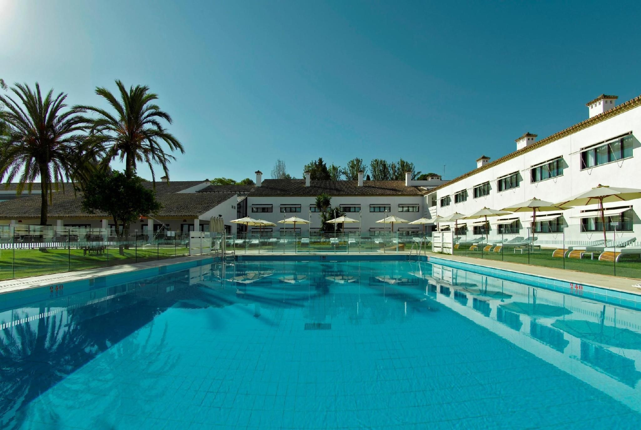 swimming pool [outdoor]