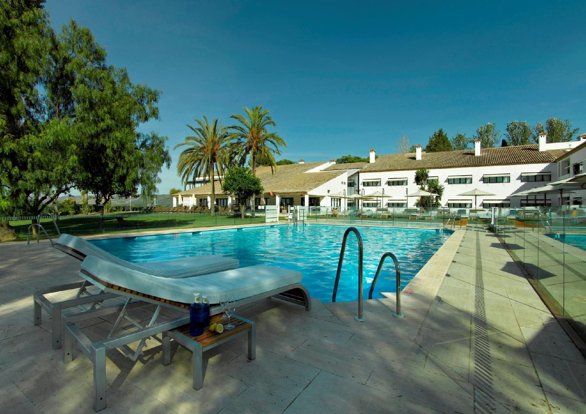 swimming pool [outdoor]