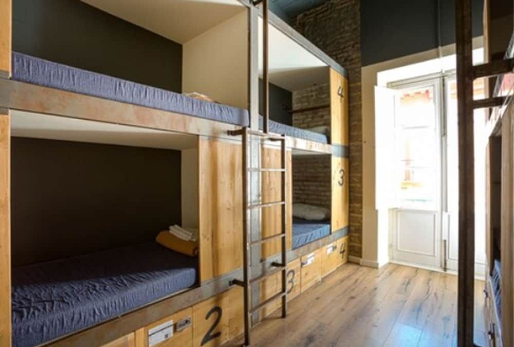 Black Swan Hostel Sevilla