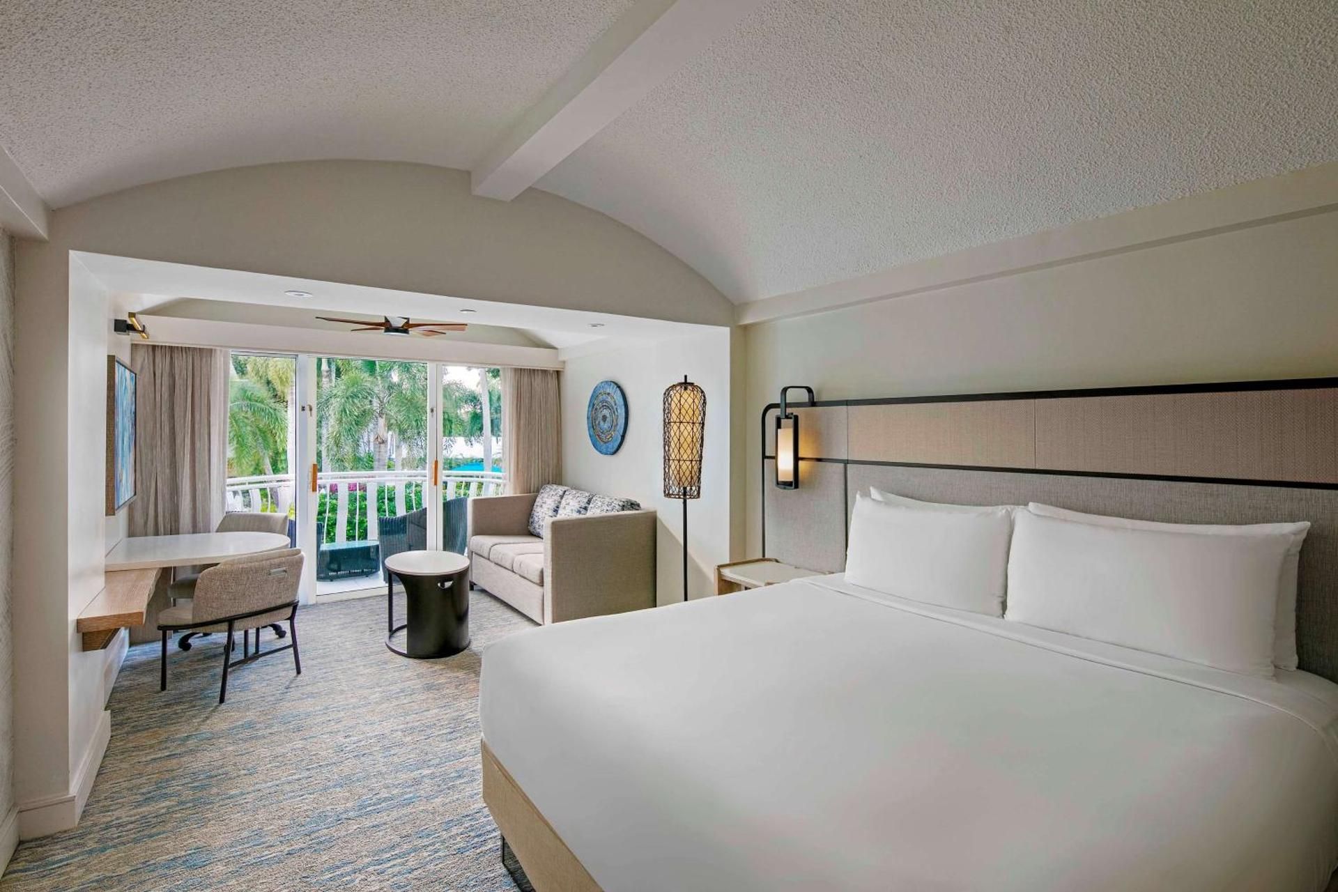Club King Room with Terrace and Roll-In Shower - Mobility Accessible