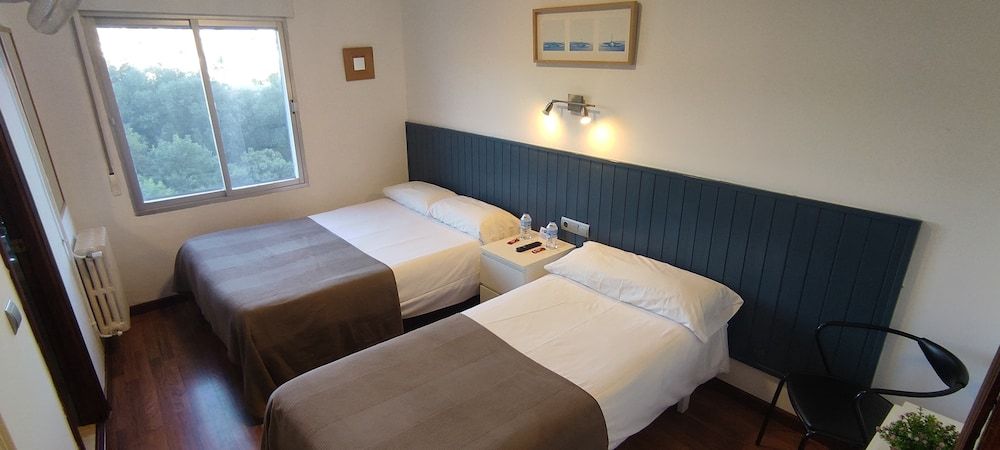 Hostal Cruce Twin Room 10