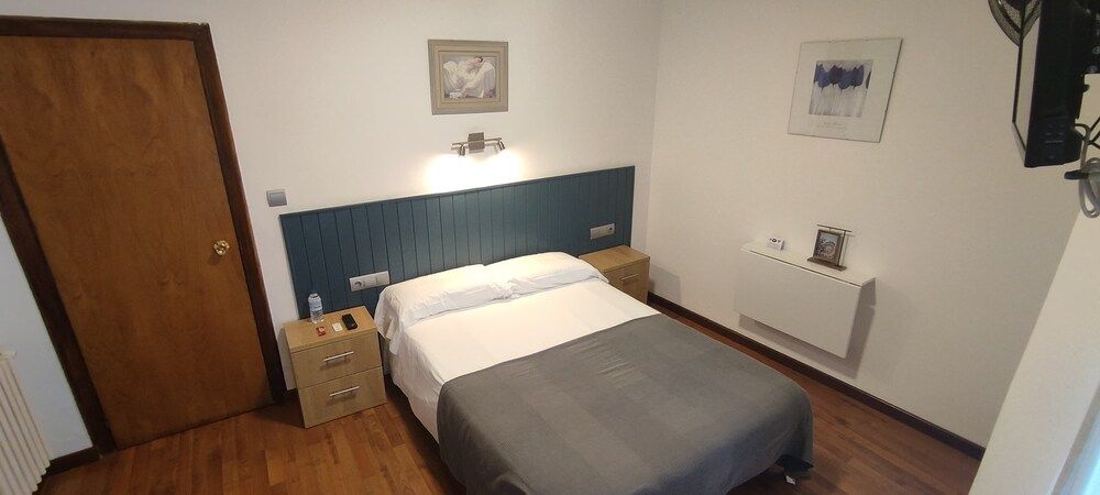 Hostal Cruce Twin Room 6