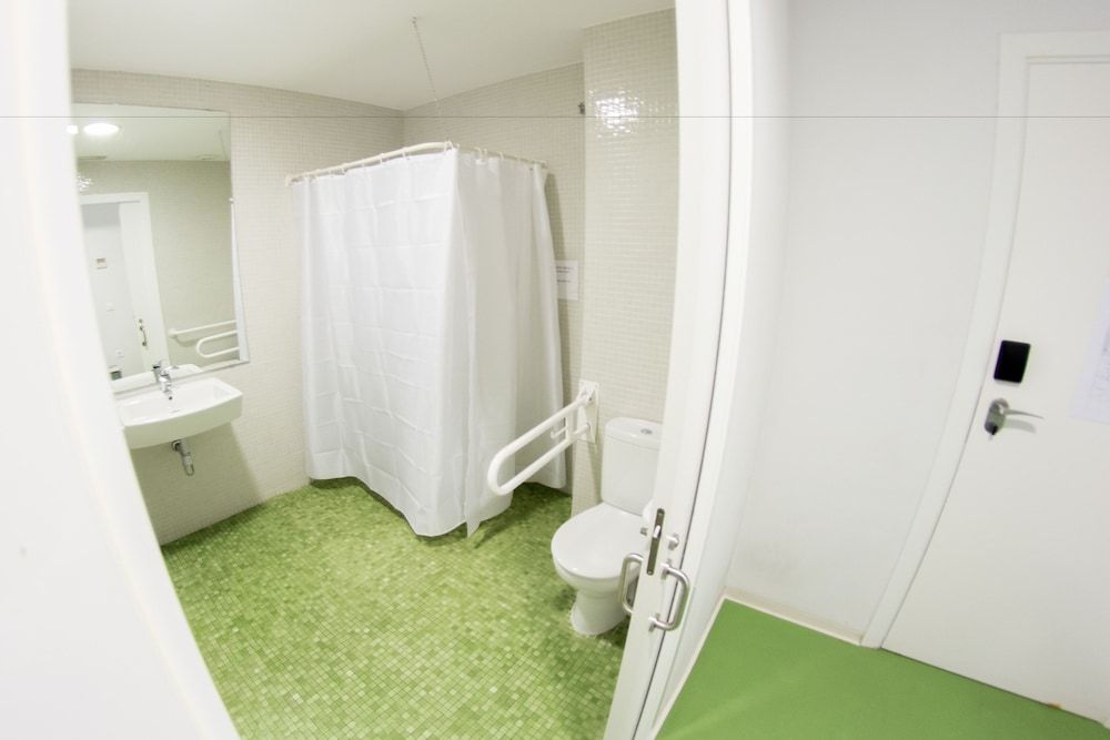Sant Jordi Hostels Sagrada Familia Standard Triple Room, Mixed Dorm, Private Bathroom 5