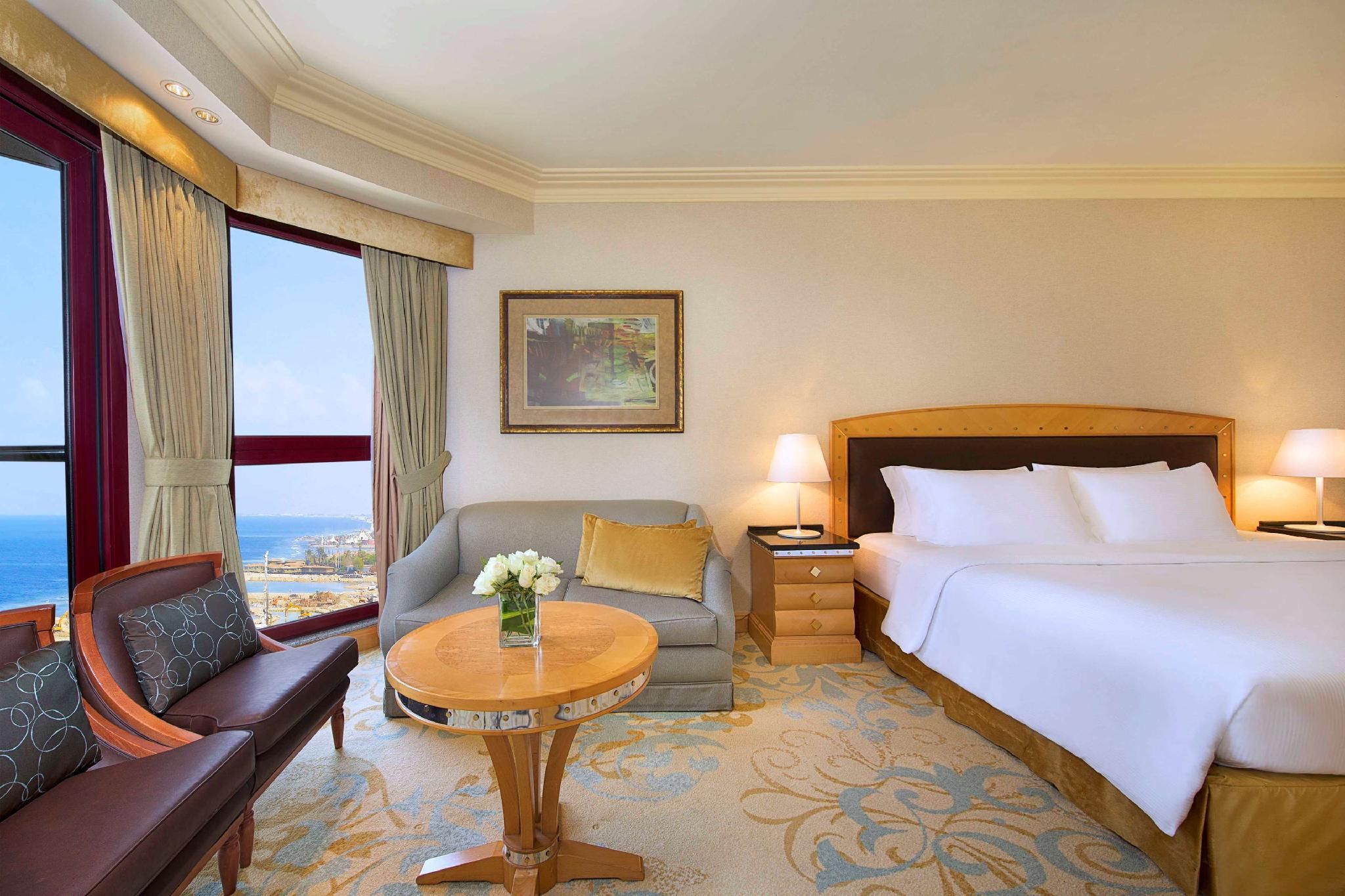 Jeddah Hilton KING EXECUTIVE ROOM DIRECT SEA VIEW - LOUNGE