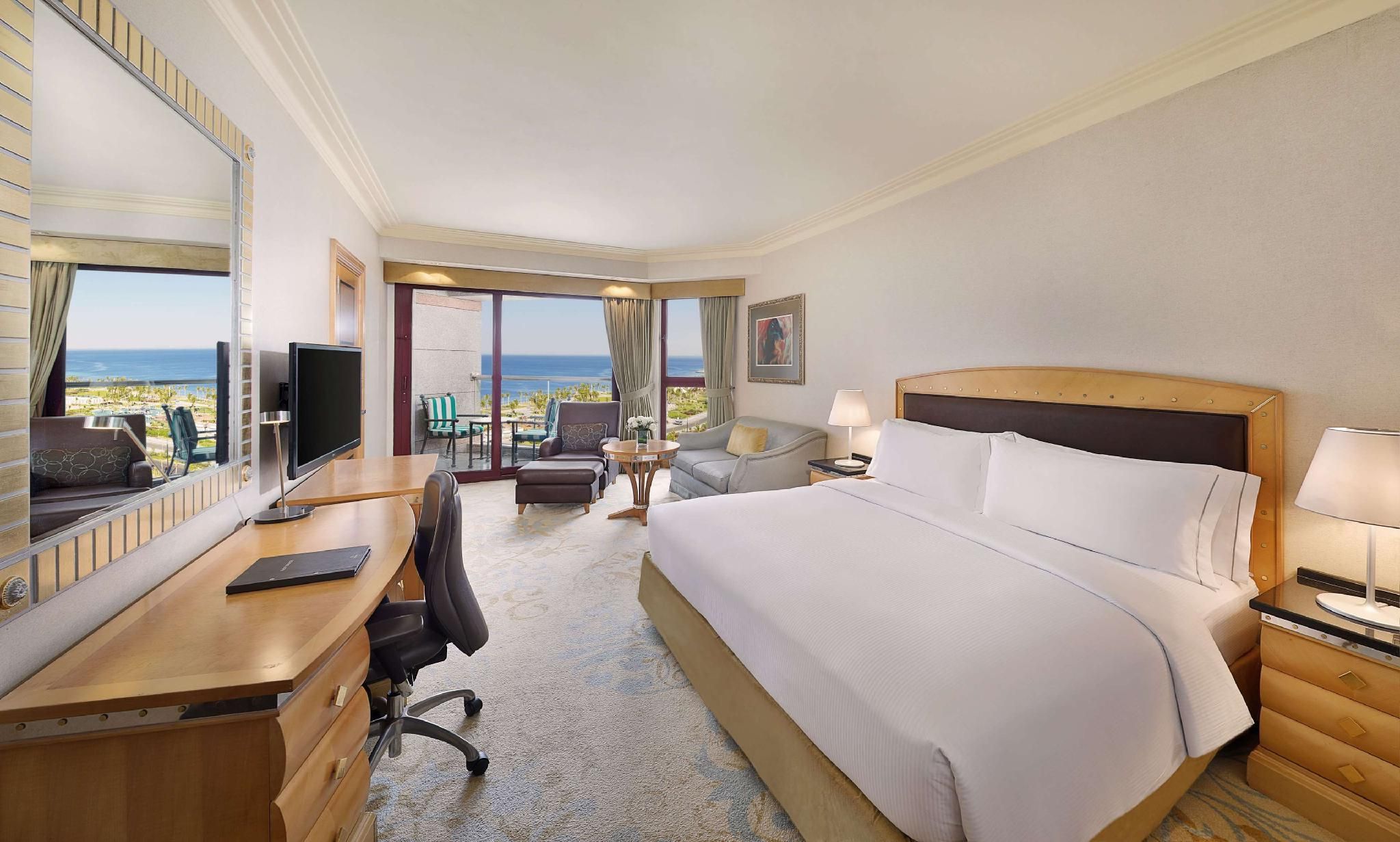 Jeddah Hilton KING EXECUTIVE ROOM DIRECT SEA VIEW - LOUNGE 2