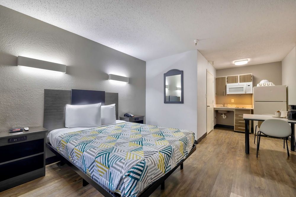 Deluxe Room, 1 Queen Bed, Accessible, Smoking