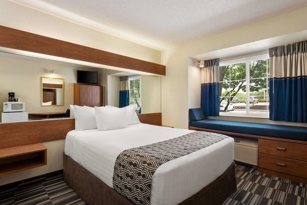 Standard Room, 1 Queen Bed