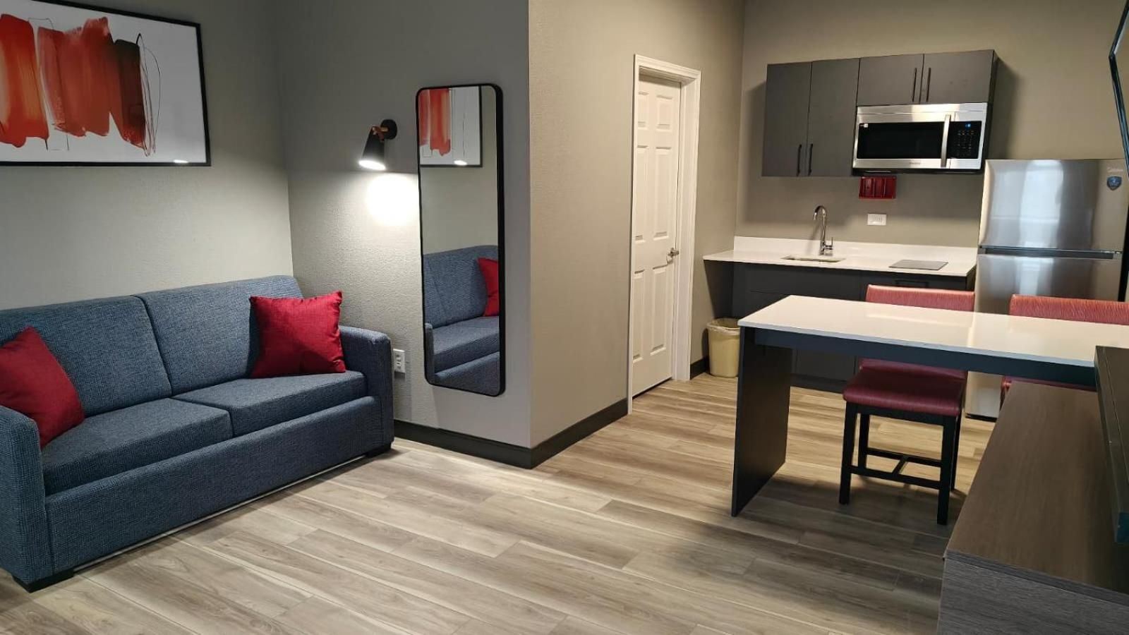 One-Bedroom Deluxe Queen Suite with Two Queen Beds - Non-Smoking