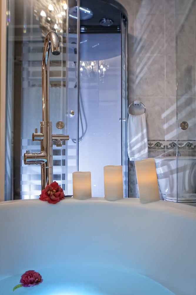 Suite, Bathtub (Torrelavega)