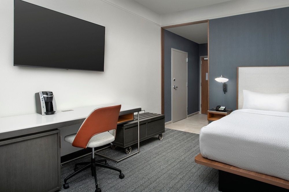 Courtyard by Marriott Savannah Downtown/Historic District Room, 1 King Bed with Sofa bed 8