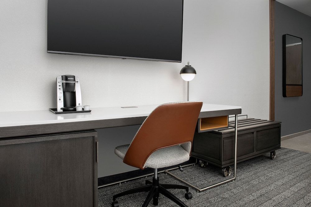 Courtyard by Marriott Savannah Downtown/Historic District Room, 1 King Bed with Sofa bed 11