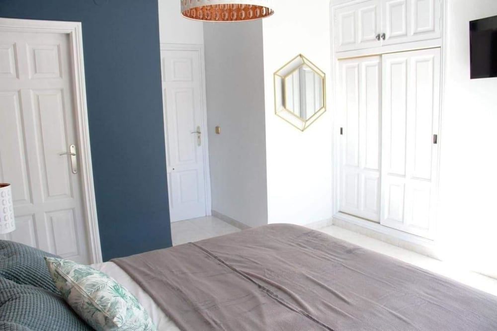 Hugo Beach Hotel Superior Room, 1 King Bed 4