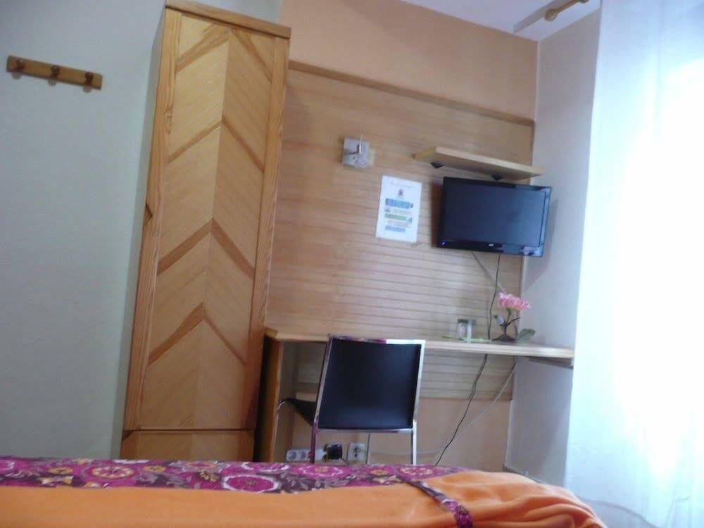 Hostal Rioja Condestable Double or Twin Room 9