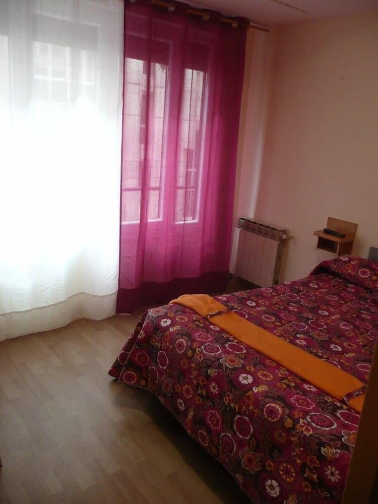 Hostal Rioja Condestable Double or Twin Room 5