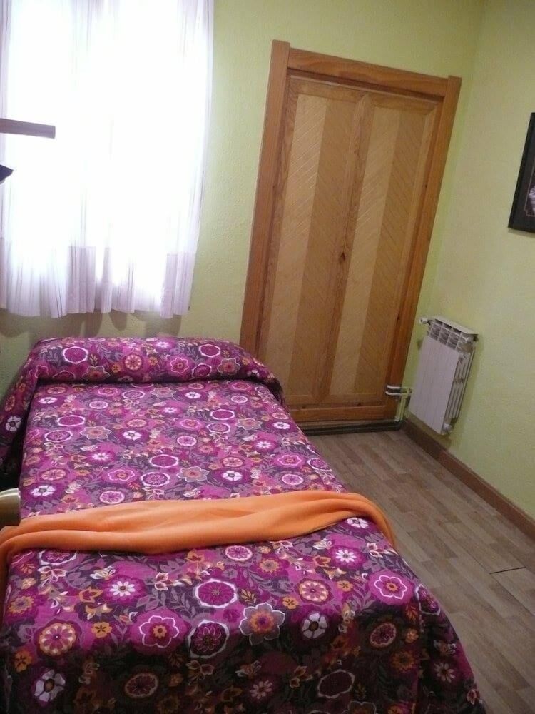 Hostal Rioja Condestable Triple Room 8