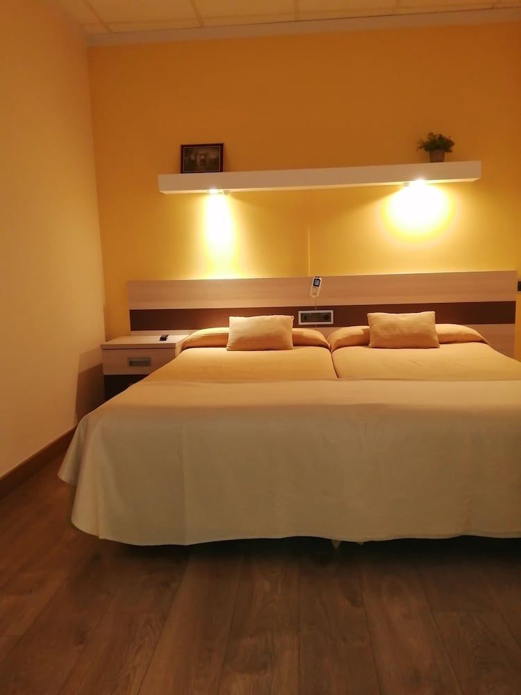 Hostal Doña Juana Twin Room 2