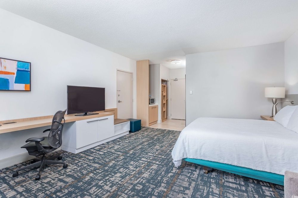 Deluxe Room, 1 King Bed, Accessible, Bathtub (Mobility & Hearing)