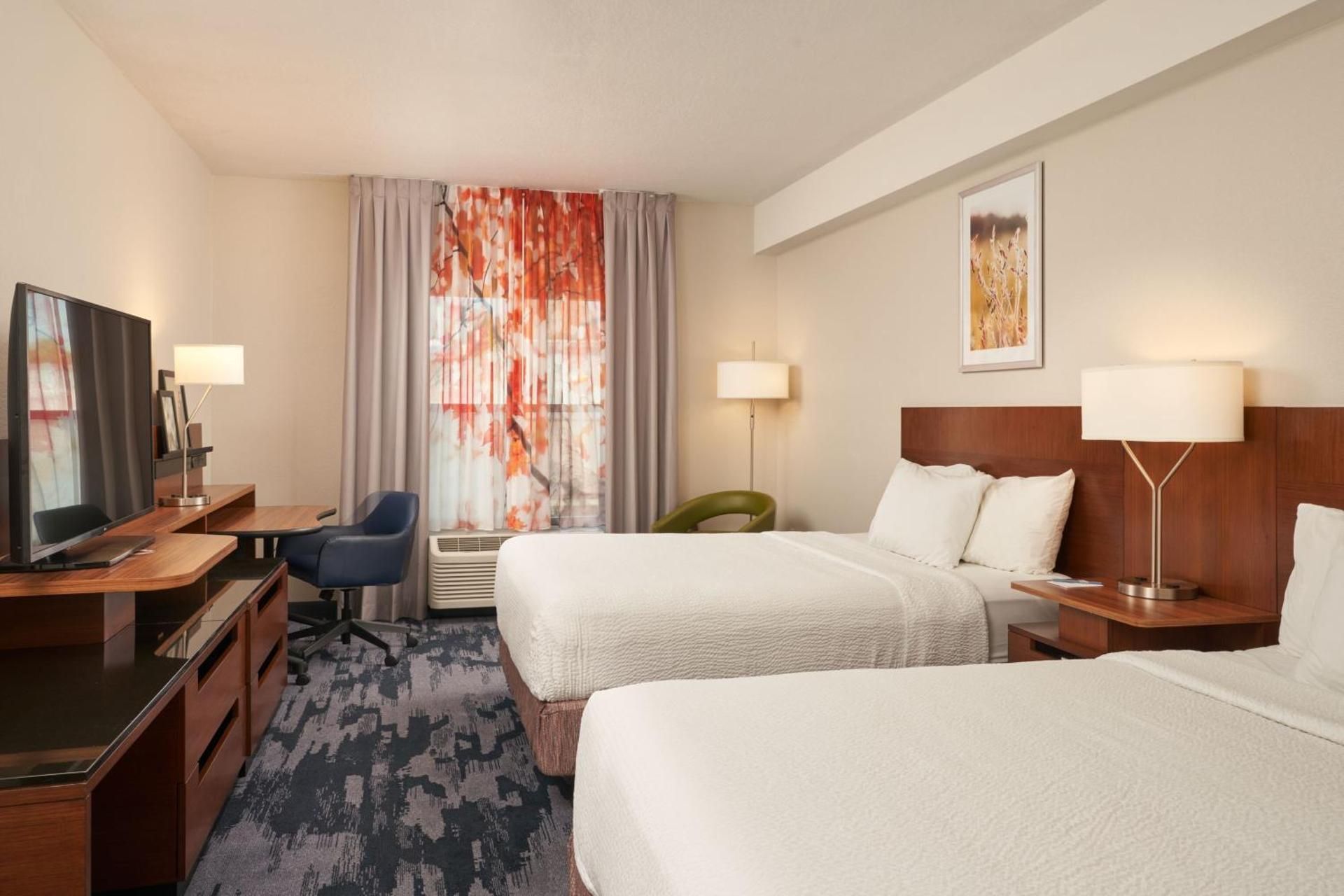 Queen Room with Two Queen Beds and Adapted Tub - Mobility Accessible