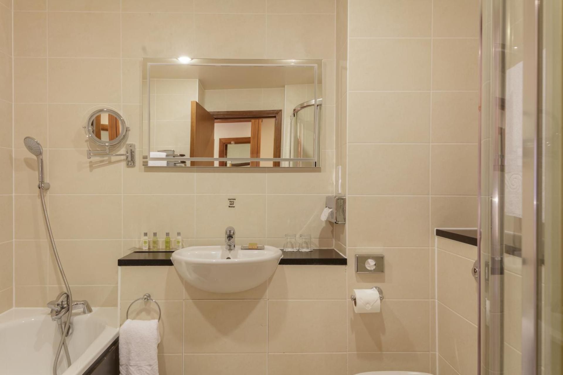 Cambridge Belfry Hotel & Spa Classic Twin Room 6