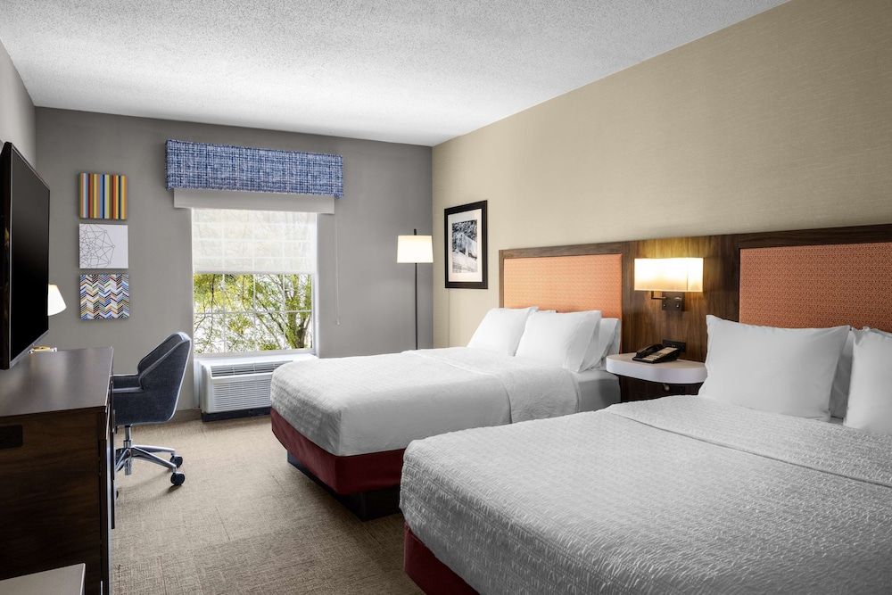 undefined Hampton Inn & Suites State College at Williamsburg Square 2