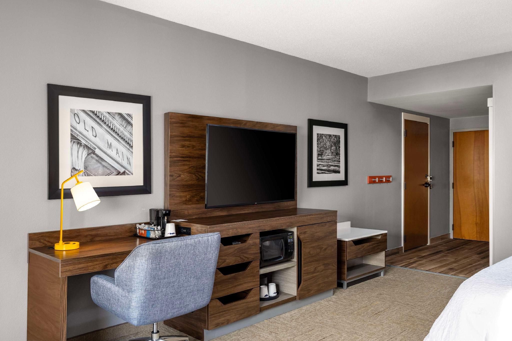 undefined Hampton Inn & Suites State College at Williamsburg Square 6