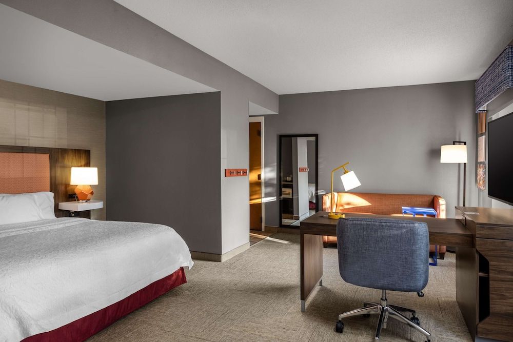 undefined Hampton Inn & Suites State College at Williamsburg Square 3