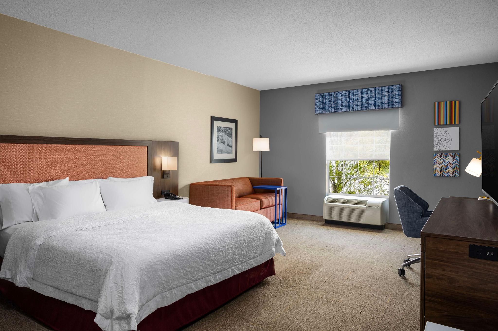 undefined Hampton Inn & Suites State College at Williamsburg Square 4