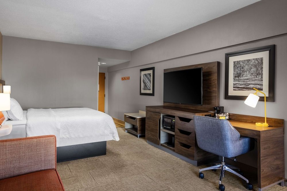 undefined Hampton Inn & Suites State College at Williamsburg Square 7